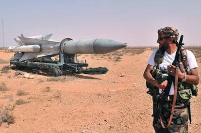 Un combatiente rebelde junto a un lanzamisiles en la base de Al-Burkan, en el sureste de Trípoli.