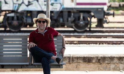 Sabina en la estación de tren de Úbeda, Jaén, donde nació.