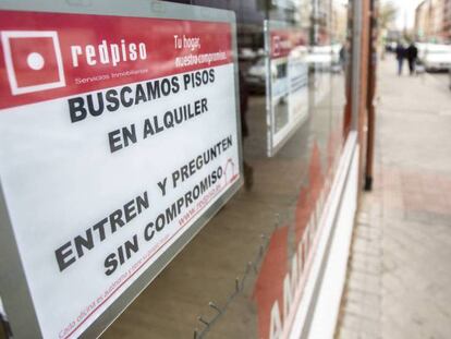 Carteles de viviendas en alquiler en una oficina inmobiliaria en Madrid. En vídeo, el ministro de Fomento explica las medidas tras la reunión del Consejo de Ministros.