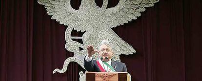 Momento en el que López Obrador se proclama "presidente legítimo" de México ante sus seguidores.