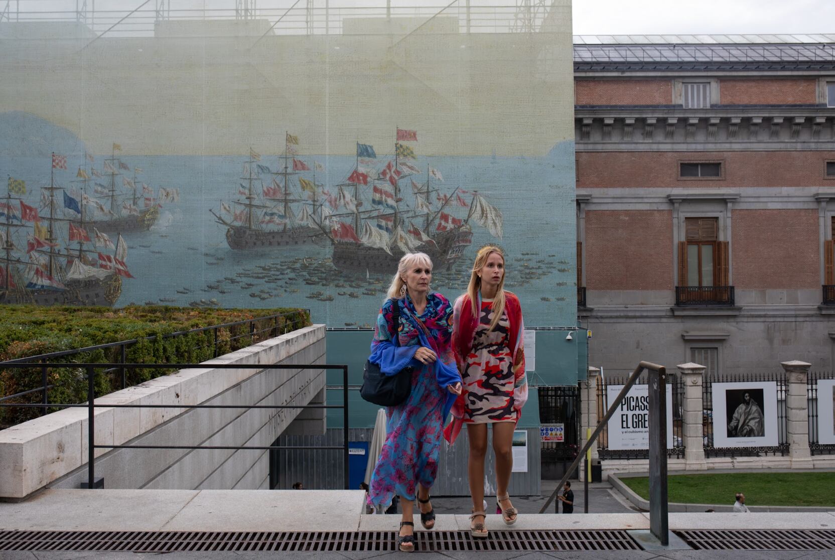 Dos visitantes a las puertas del Museo del Prado. 