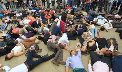 Un centenar de persones, ahir, fan veure que són mortes davant la seu de la cimera, a Lima, per reclamar mesures contra l'escalfament global.