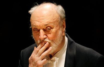 Kurt Masur en una imagen conduciendo la Orquesta Sinf&oacute;nica de Boston en 2009.