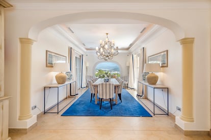 El equipo de The Crown se interesó en la casa por su localización y su aspecto exterior, con el objetivo de emular la villa en la que Diana y Dodi Al-Fayed pasaron sus últimas vacaciones en Saint-Tropez.