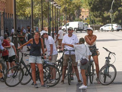 Un grupo de turistas durante una ruta guiada por Sevilla en bicicleta.