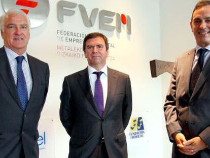 Jos&eacute; Javier Aretche, a la izquierda, Jos&eacute; Luis L&oacute;pez Gil y Jaime Fern&aacute;ndez, responsables de FVEM, este martes, en Bilbao.