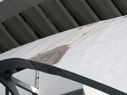 Vista de los desprendimientos en la cubierta del Palau de les Arts. 