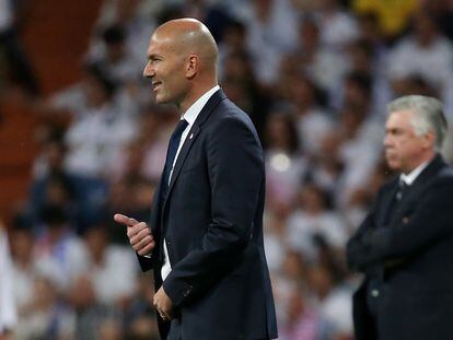 El ex entrenador del Madrid, Zinedine Zidane, y el nuevo técnico, Carlo Ancelotti, en un partido de Champions reciente.