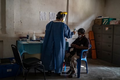 La enfermera Joselín García Almeida atiende a un paciente en el municipio Petatlán, en la sierra de Guerrero (México).