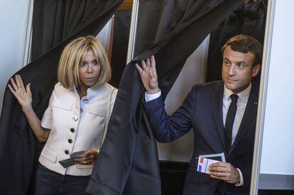 El president Macron i la seva dona, Brigitte, voten a Le Touquet.