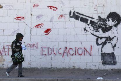 Un mural en Ciudad Juárez muestra a un niño disparando un arma cargada con materiales escolares.