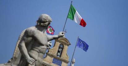 Bandera nacional italiana en el palacio Quirinale, del presidente del país, en Roma.