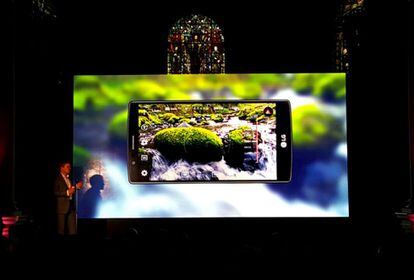 La pantalla del LG G4 ofrece 5,5 pulgadas QHD con una ligera curvatura y tecnología Quantum Dot para mejorar la imagen.