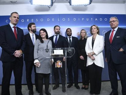 El presidente de Vox, Santiago Abascal, con la dirección de su grupo parlamentario.
