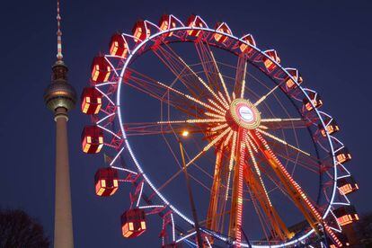 BERLIN, GERMANY - NOVEMBER 22: An illuminated ferris wheel spins at the annual Christmas market at Alexanderplatz on the market's opening day during the fourth wave of the novel coronavirus pandemic on November 22, 2021 in Berlin, Germany. While Christmas markets opened in Berlin today, several German states with particularly high infection rates, including Bavaria and Saxony, have banned their Christmas markets and introduced other restrictions in an effort to reign in infections. Infection rates have skyrocketed across Germany in recent weeks, leading politicians to appeal yet again to those not vaccinated yet to do so. (Photo by Sean Gallup/Getty Images)