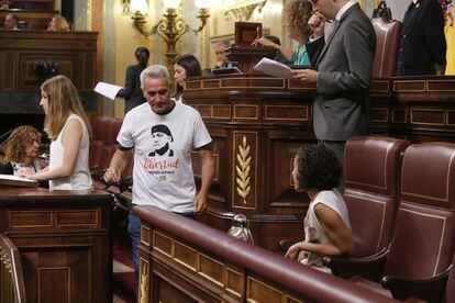 El diputado de Unidos Podemos Diego Cañamero ha acudido con una camiseta en la que pide la "Libertad de Bódalo"