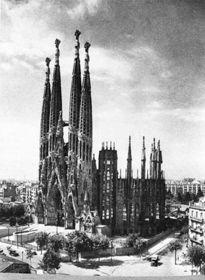 La Sagrada Familia, en los años veinte con sólo la fachada del Nacimiento construida. A la derecha,