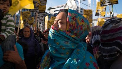 Los refugiados y refugiadas se manifiestan para pedir la apertura de las fronteras y vías seguras, en Atenas.