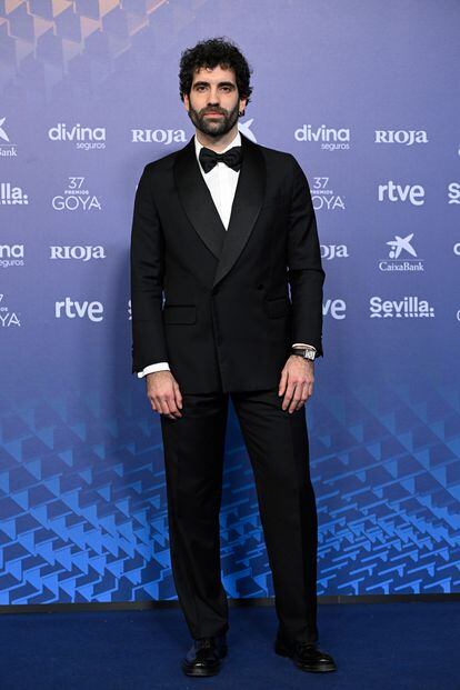 El actor Tamar Novas, que fue el responsable de entregar el premio a mejor actor revelación, eligió un esmoquin de Pedro del Hierro.