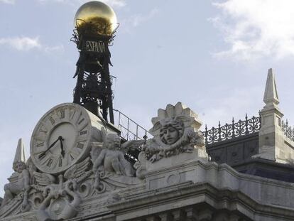 Reloj en la fachada de la sede del Banco de Espa&ntilde;a, en la Plaza de Cibeles en Madrid. 