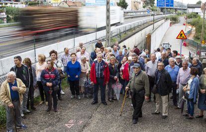 Vecinos de Chapela, al borde de la autopista que Fomento ampl&iacute;a al pie de sus casas.