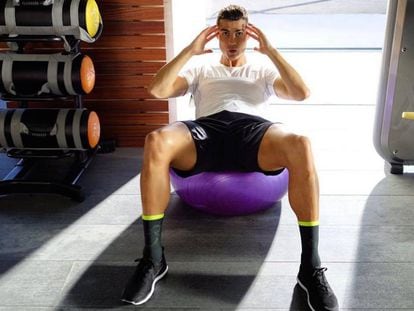 El futbolista del Real Madrid nos enseña cómo se hace un abdominal correctamente.