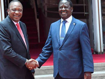 El presidente keniano, Uhuru Kenyatta (izquierda), y su rival político Raila Odinga estrechan la mano tras comparecer juntos el pasado 9 de marzo.