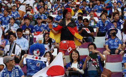 Aficionados japones durante el partido entre Alemania y Japón.