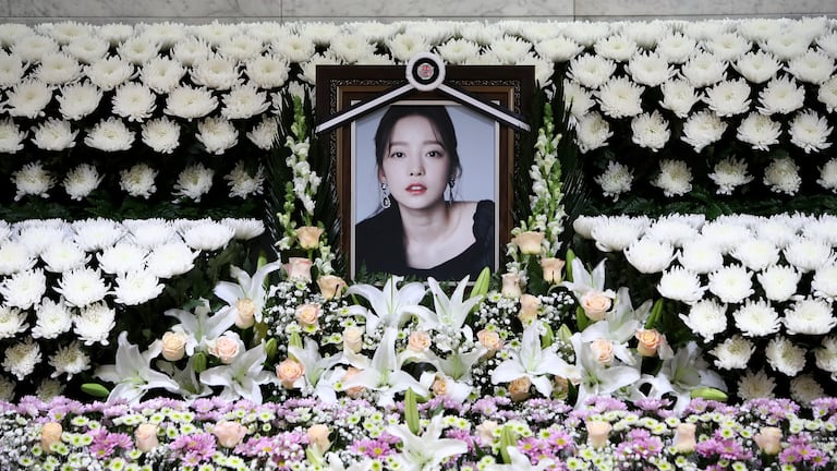 Un altar en memoria de la estrella del K-pop Goo, el 25 de noviembre de 2019 en Seúl.