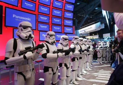 Soldados imperiales de la Guerra de las Galaxias toman posiciones en el stand de Panasonic en la presentaci&oacute;n de la saga completa de George Lucas en Blu- ray en la Feria Internacional del Consumidor Electr&oacute;nco en Las Vegas 