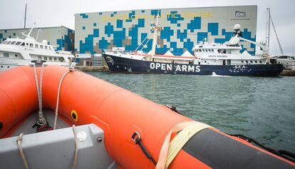 El barco &#039;Golfo Azzuro&#039;, de la ONG Proactiva Open Arms, esta tarde en el puerto de Barcelona. 