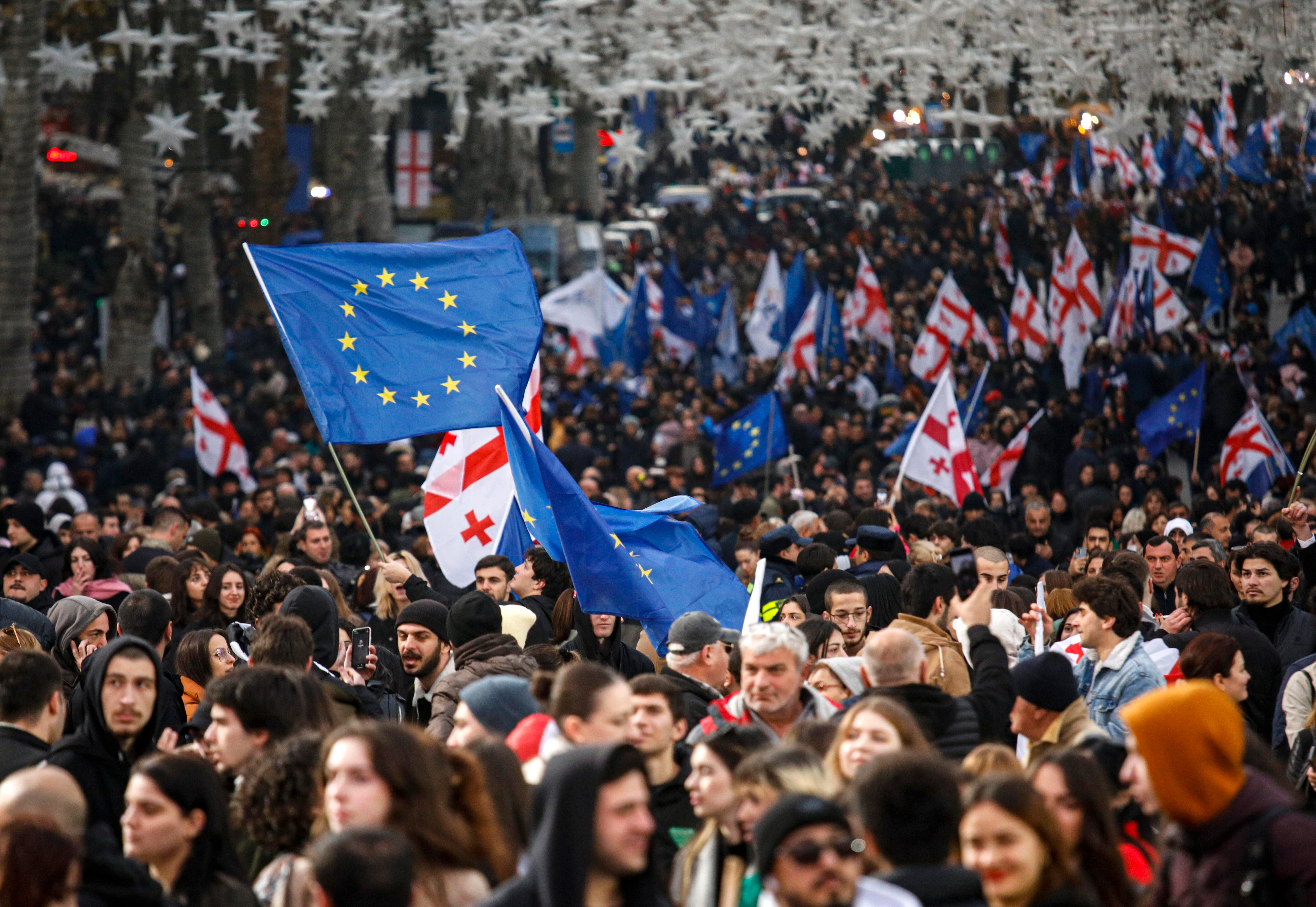 Concentración en Tbilisi, Georgia, para celebrar que la UE ha concedido el estatus de candidato al país.