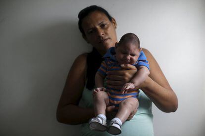 Francicleide Piano, de 37 años, posa con su hijo Bernardo, de 2 meses edad, que es su cuarto hijo y nacido con microcefalia, en el hospital  Pedro I en Campina Grande, Brasil.