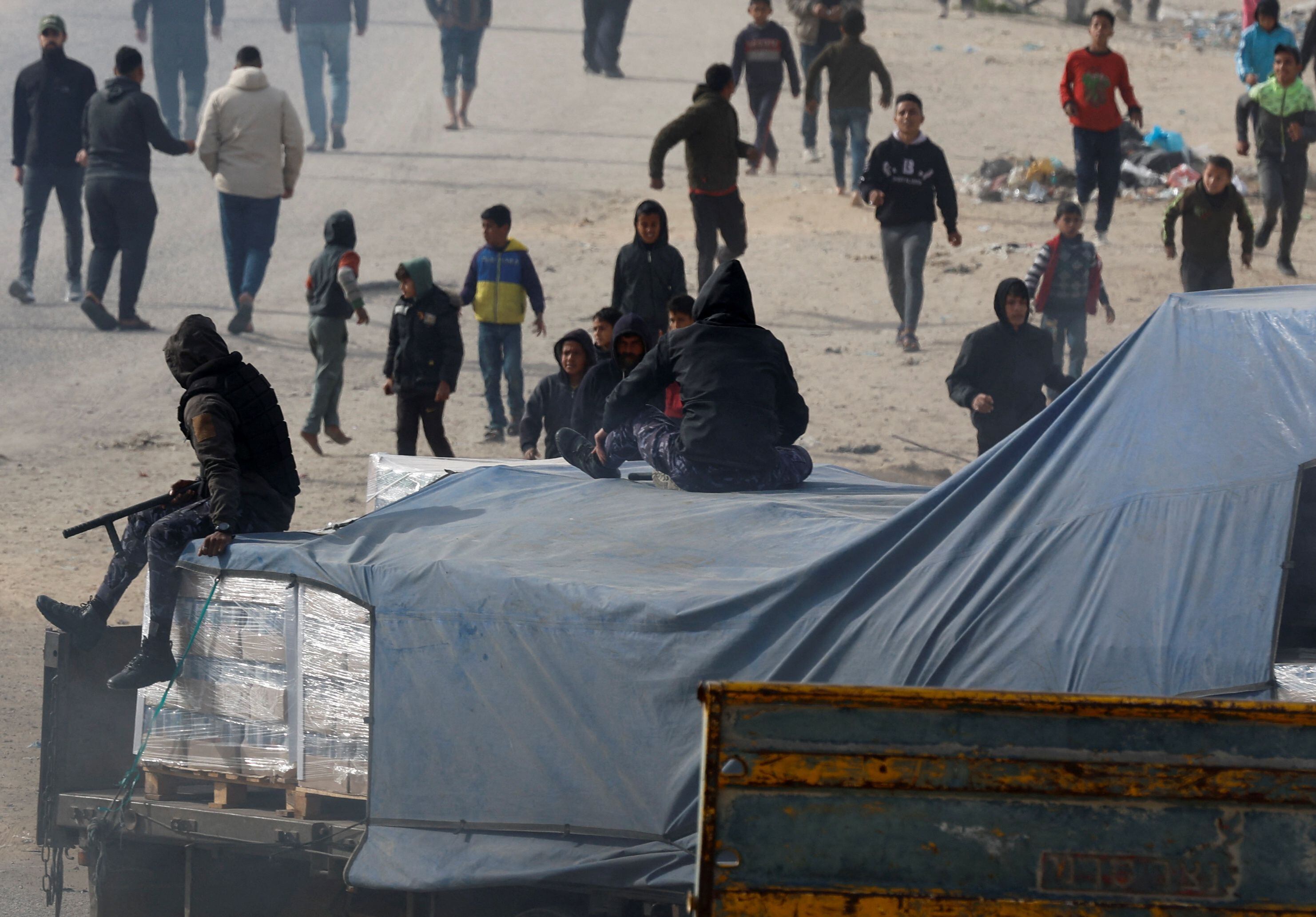 La Media Luna Roja palestina confirma la entrada de 80 camiones de ayuda a Gaza solo por el paso de Rafah