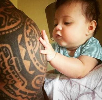 Jasmine, la hija de The Rock y la cantante Lauren Hashian, tocando un tatuaje de papá.