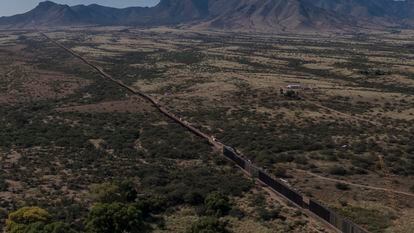 El muro fronterizo entre el Estado de Sonora y el Estado de Arizona durante su instalación, en octubre de 2020.