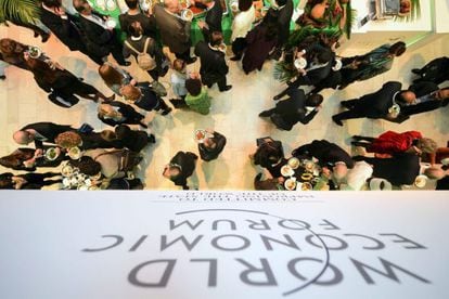 Varios participantes, a la hora de comer en Davos.