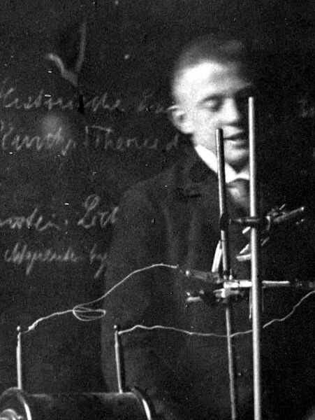 Werner Heisenberg fotografiado por su colega Friedrich Hund en Gotinga en 1924.