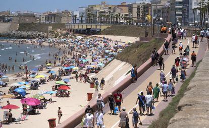 Ambiente en la playa de Santa María del Mar en Cádiz, este domingo, que se ha salvado del cierre pese a la alta ocupación.