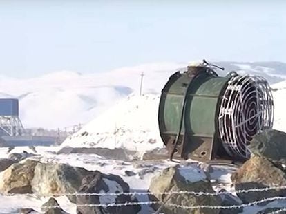 Un ventilador para tratar de despejar la nube de contaminación en Sibai.