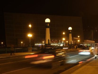 El Kursaal de San Sebastián apagado durante la celebración de una edición anterior de la campaña de la Hora del Planeta.