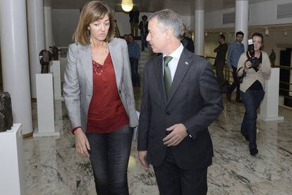 El lehendakari Urkullu e Idoia Mendia (PSE), en los pasillos del Parlamento vasco esta legislatura.