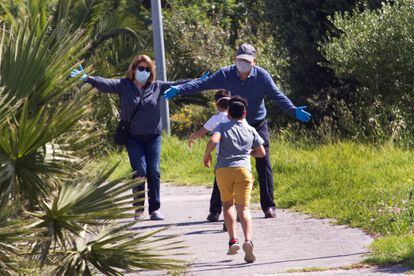 Dos niños corren a los brazos de sus abuelos tras el fin del confinamiento, en la urbanización de la Ermita en Algeciras (Cádiz), en mayo de 2020.