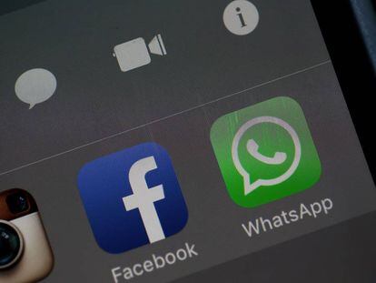 Una imagen de las aplicaciones WhatsApp y Facebook en la pantalla de un móvil.