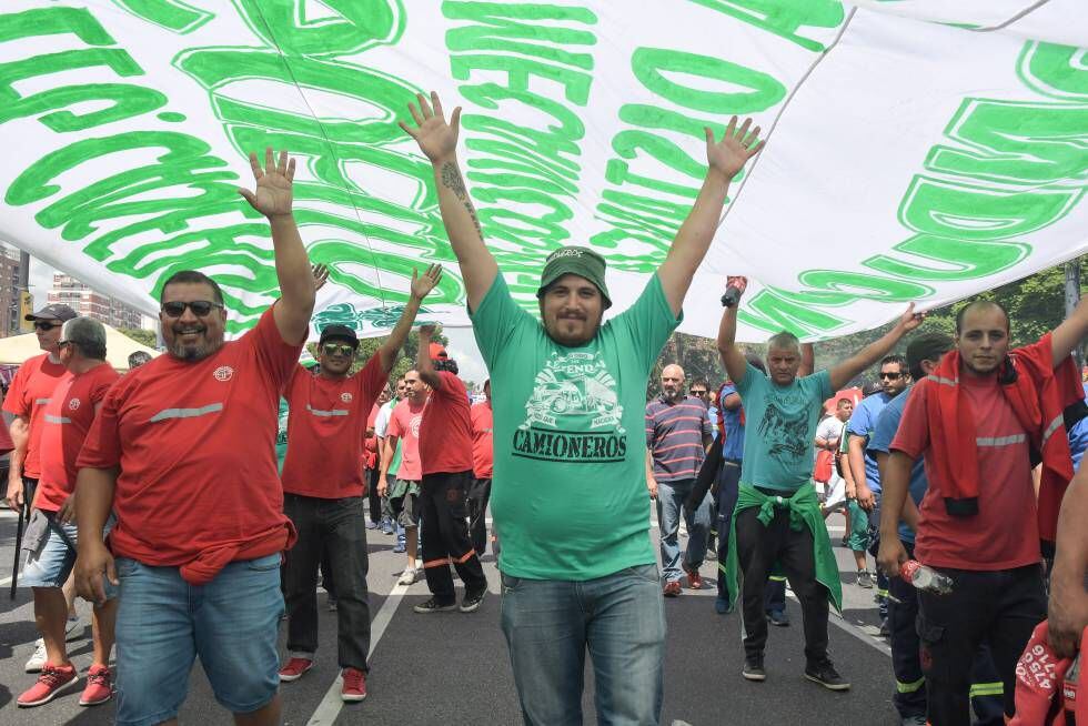 Afiliados al gremio de Camioneros marchan en Buenos Aires contra Macri.