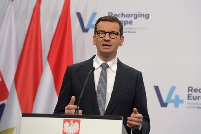 El primer ministro polaco, Mateusz Morawiecki, en rueda de prensa tras la cumbre del Grupo de Visegrado en Budapest, el 12 de octubre.