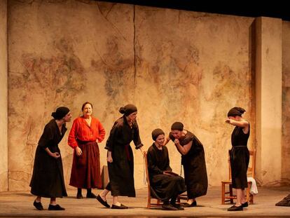 Escena de la versió de José Carlos Plaza de 'La Casa de Bernarda Alba' al Teatre Apolo de Barcelona. 