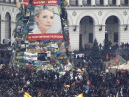 Una fotograf&iacute;a de la l&iacute;der de la oposici&oacute;n, Yulia Tymoshenko, en la plaza de Kiev.