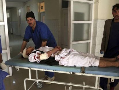 Uno de los heridos en el ataque, a su llegada a un hospital de Kabul.
