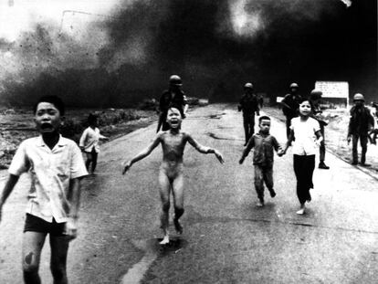 Kim Phuc huye desnuda tras el ataque con napalm en Vietnam en 1972. La foto es obra de Nick Ut.